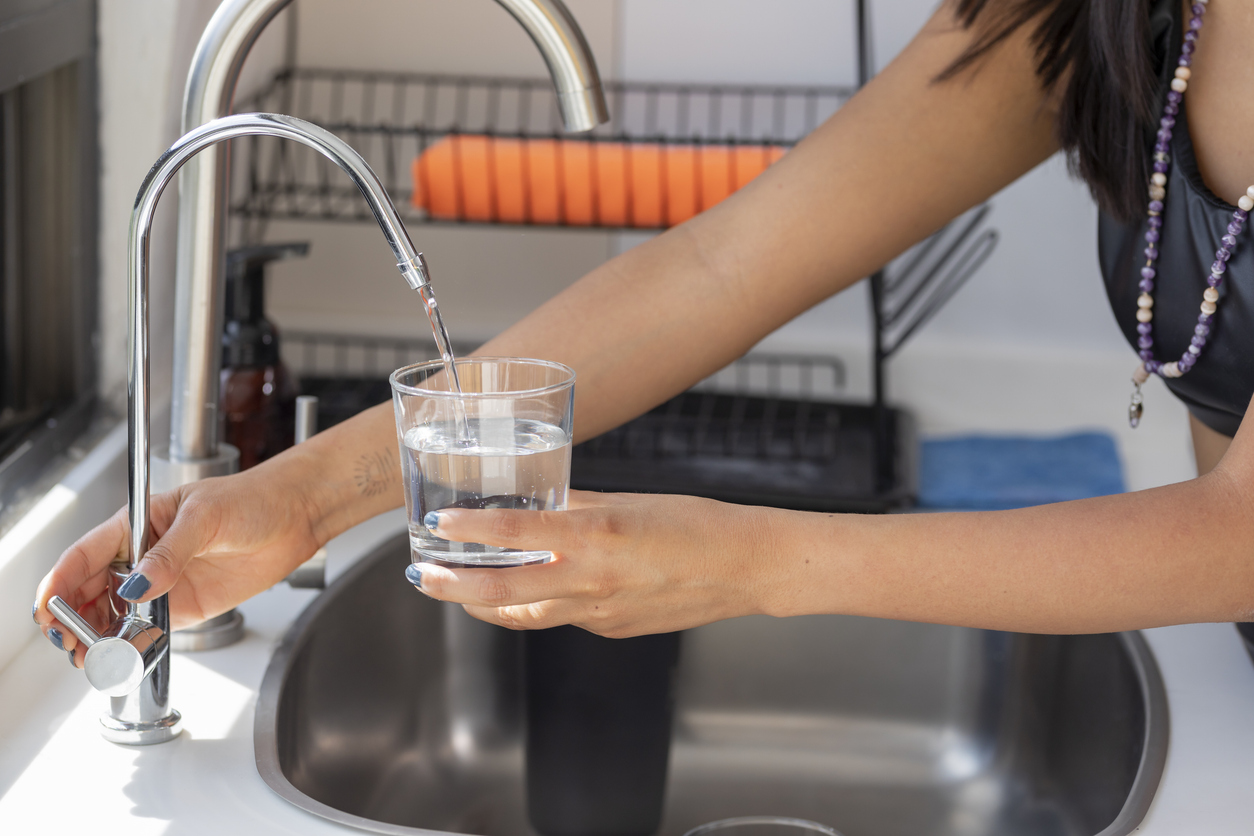 ¿Es bueno tomar agua purificada por ósmosis inversa?