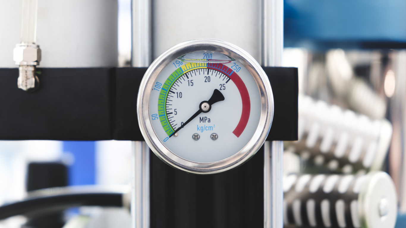 Manómetro en grandes máquinas industriales de acero inoxidable utilizadas en la industria alimentaria o farmacéutica, 