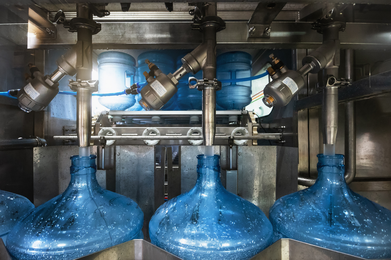 Línea de producción de agua potable. Máquina automatizada industrial para llenar botellas de plástico o galones con agua pota