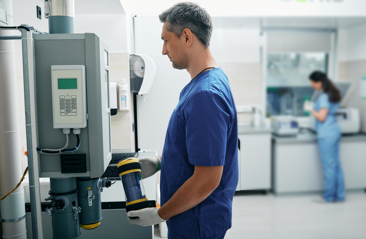 El asistente de laboratorio envía los resultados de las pruebas de laboratorio del paciente al médico tratante utilizando cor