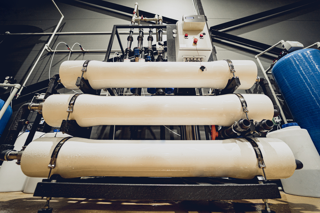 Equipo de elaboración de cerveza artesanal en cervecería privada 