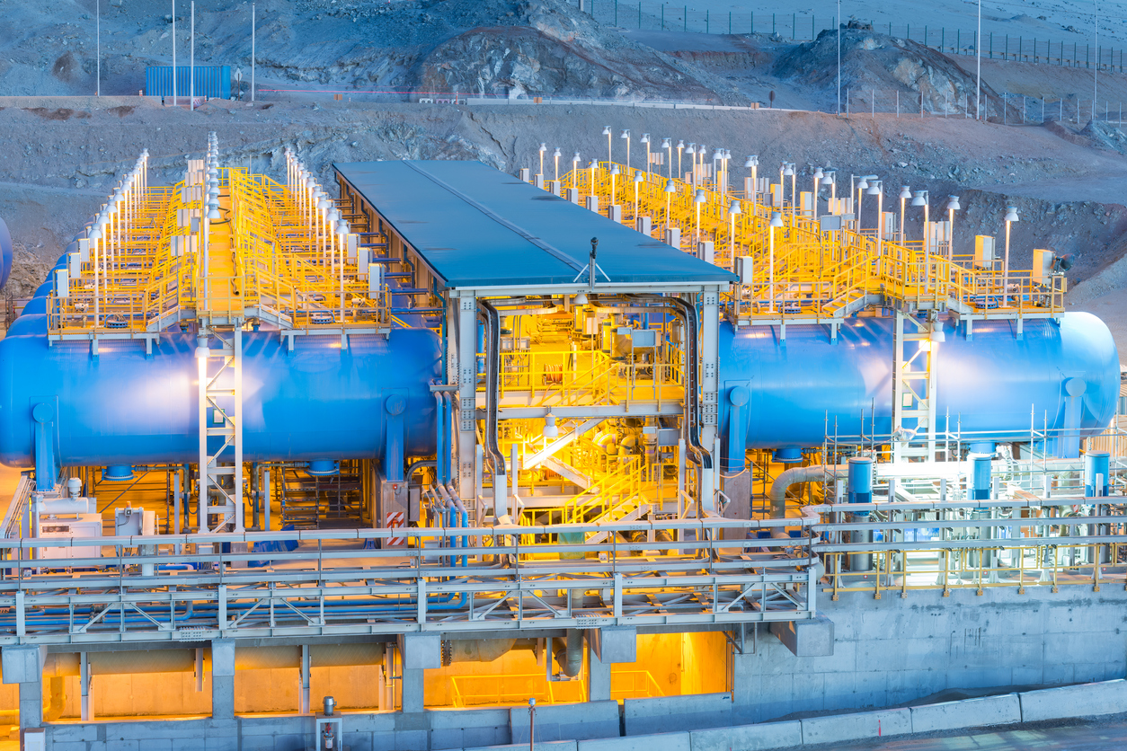 Tanques de agua y equipos de ósmosis inversa en una planta desalinizadora