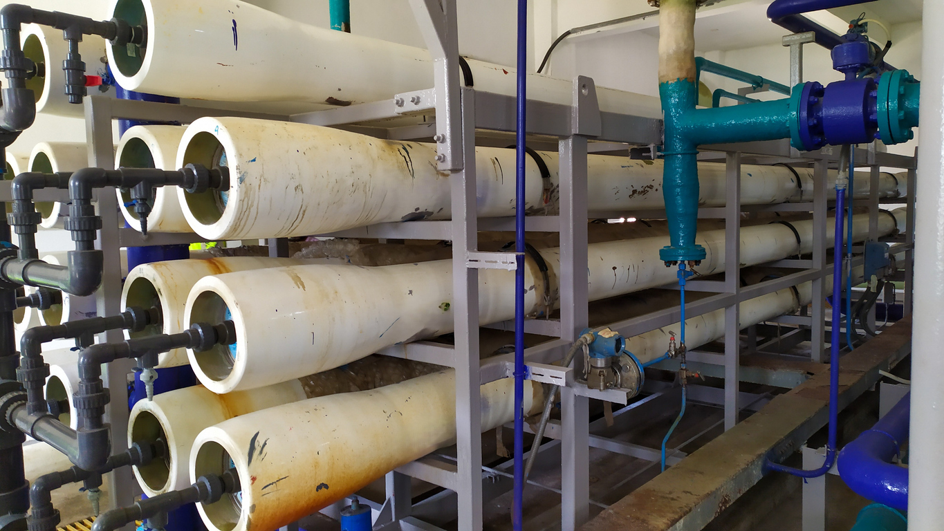 Los tubos filtrantes de una planta de purificación de agua por ósmosis inversa 