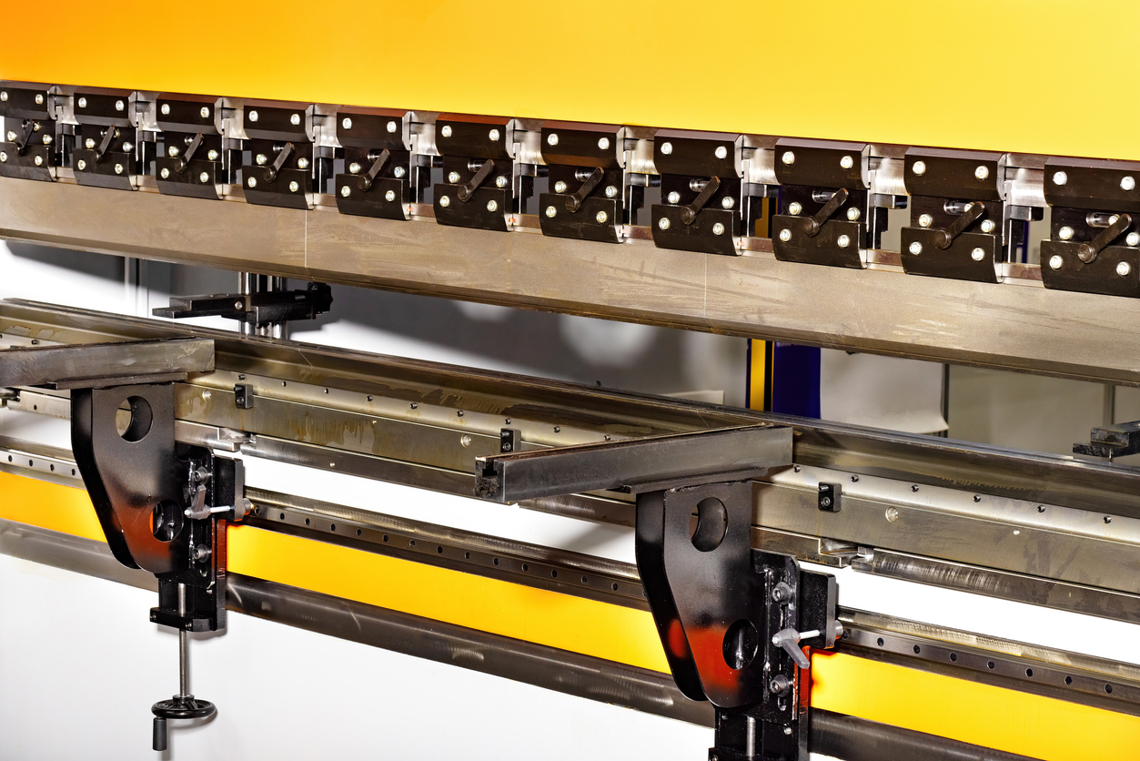 El equipo de doblado de metal de precisión en una planta de fabricación moderna exhibe tecnología avanzada