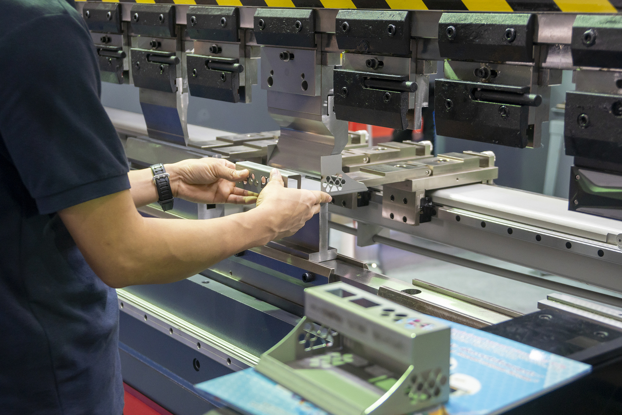 El operador técnico que trabaja con la máquina de flexión de frenos de prensa hidráulica