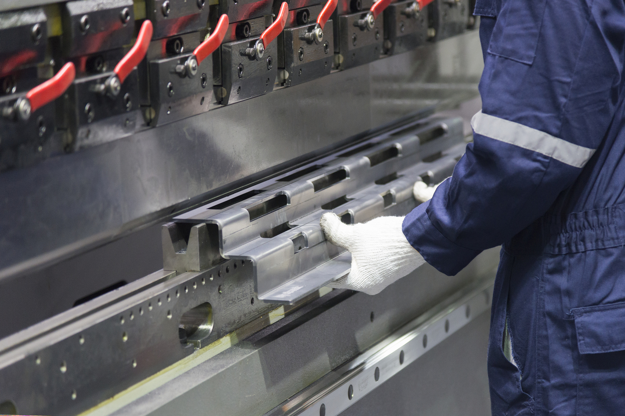 El técnico operador uso hidráulico dobladora.