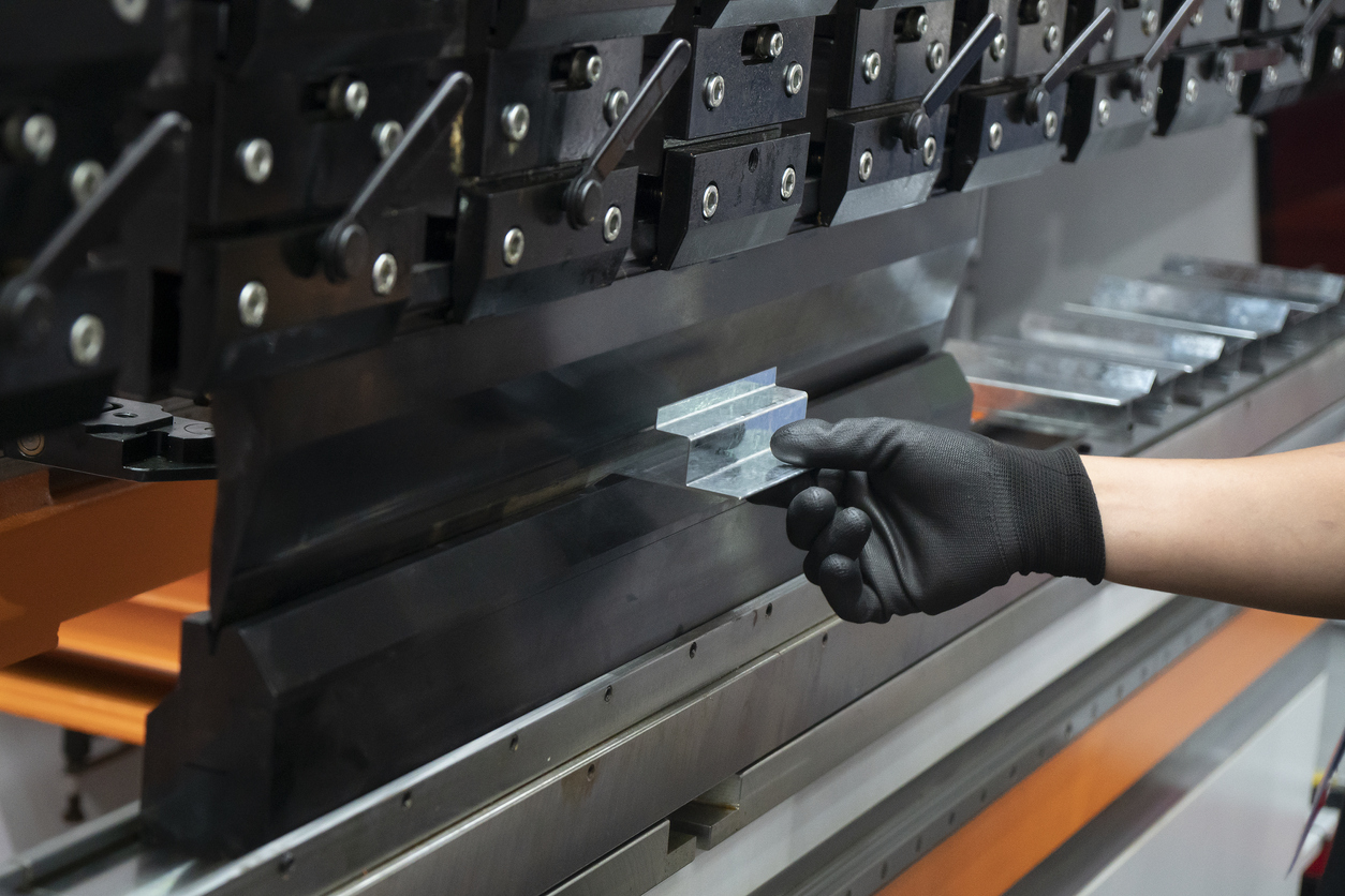 El técnico operador uso hidráulico dobladora.