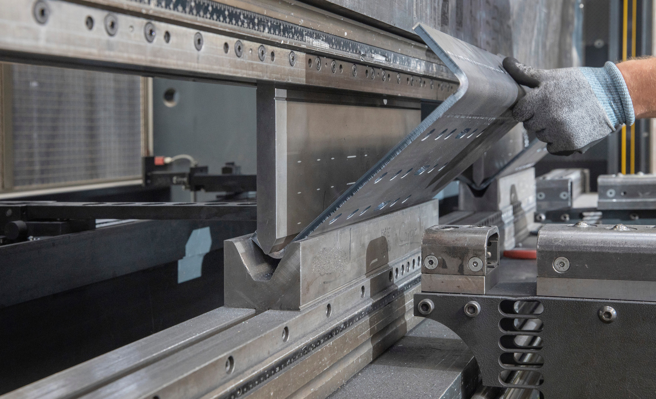 El operador hábil que trabaja con la máquina dobladora de plegadoras hidráulicas. 