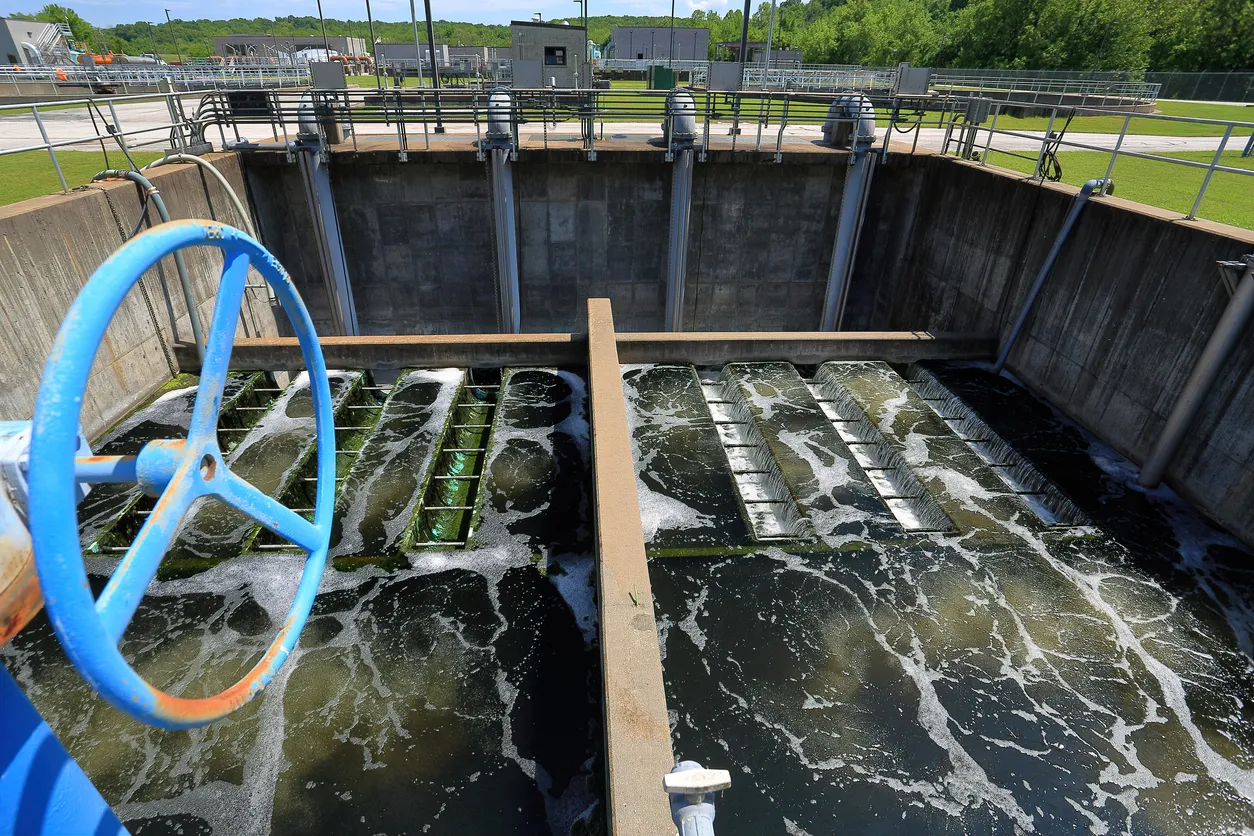 Balsa de aireación para depuradora en planta de tratamiento de agua