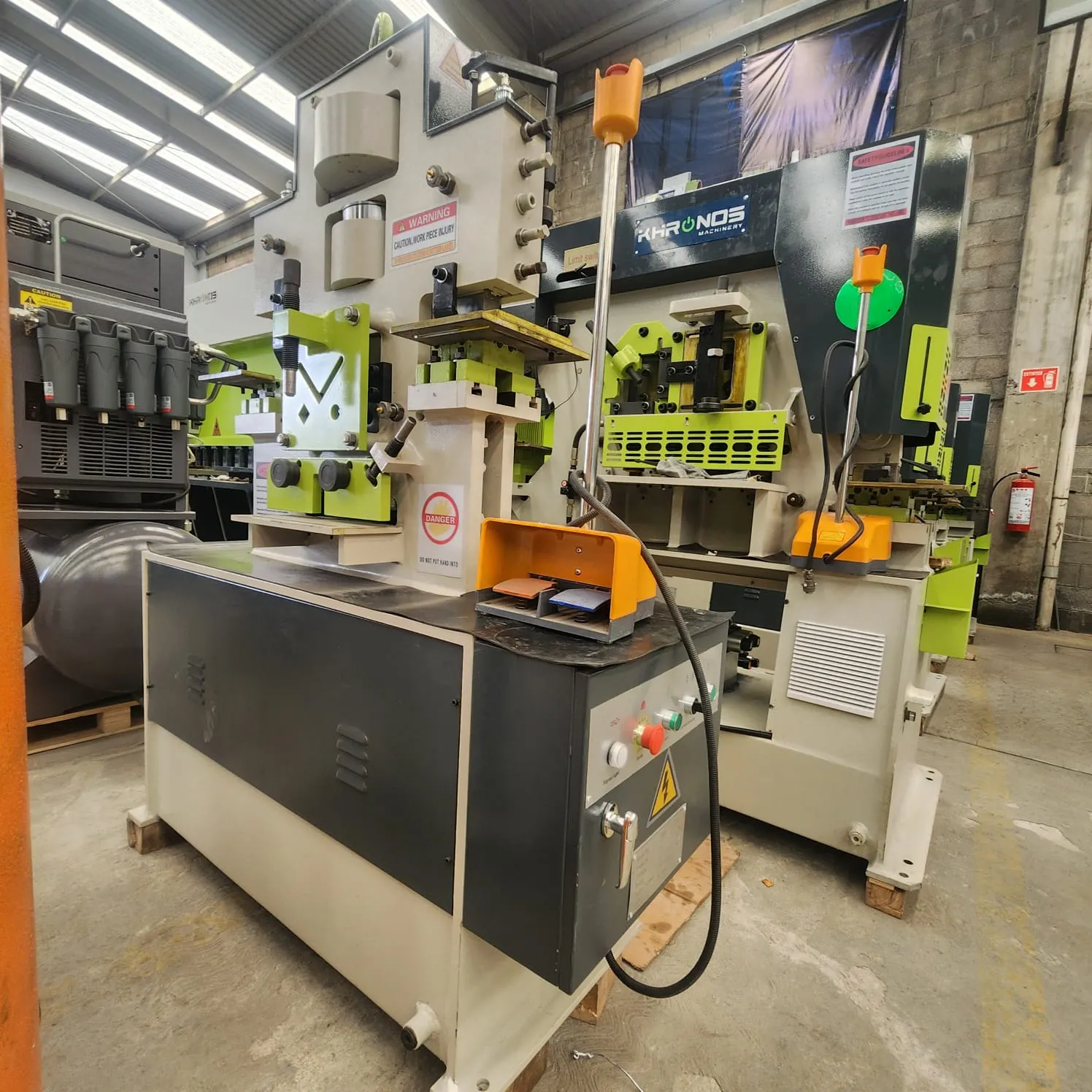 Máquina combinada para herrería industrial