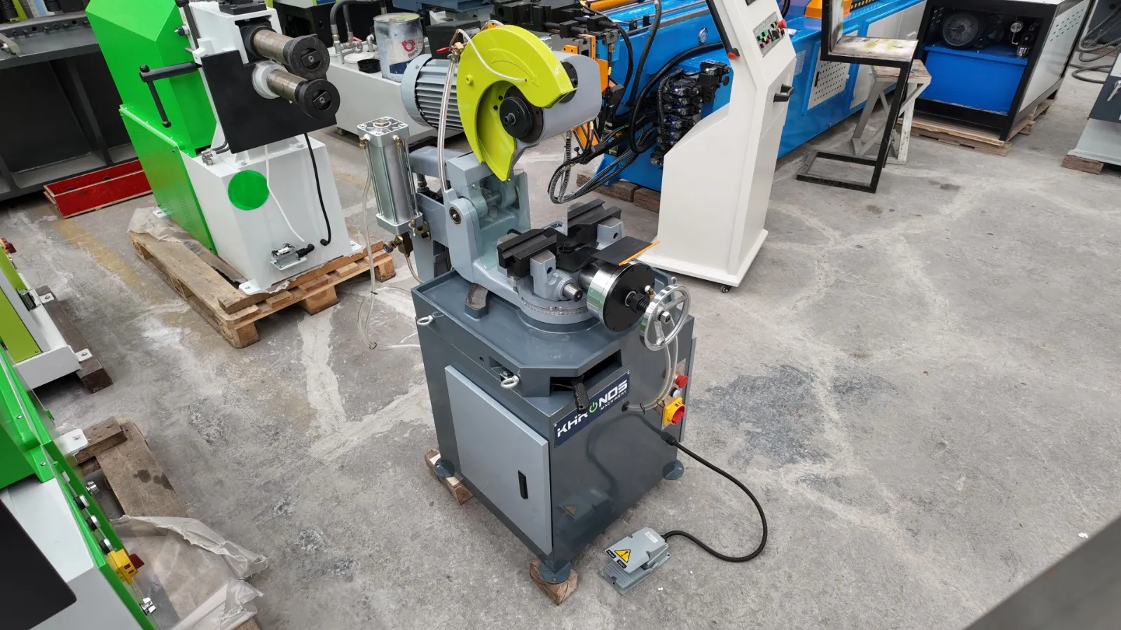 Sierra de disco 275 para corte de metal en sala de exhibición