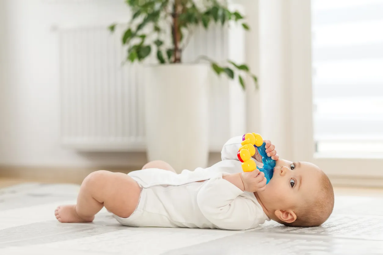 Bebe jugando con una mordedera