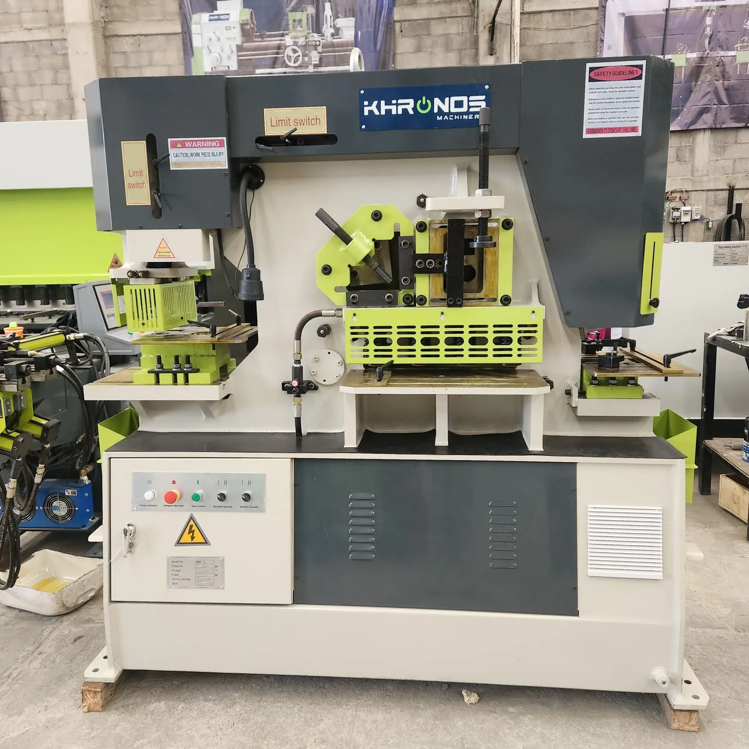 Metalero 35 toneladas de la marca Khronos en sala de exhibición 