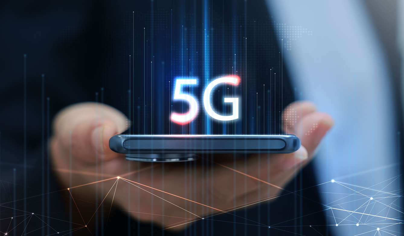 Teléfono inteligente de mano con ícono 5G e interfaz de red global