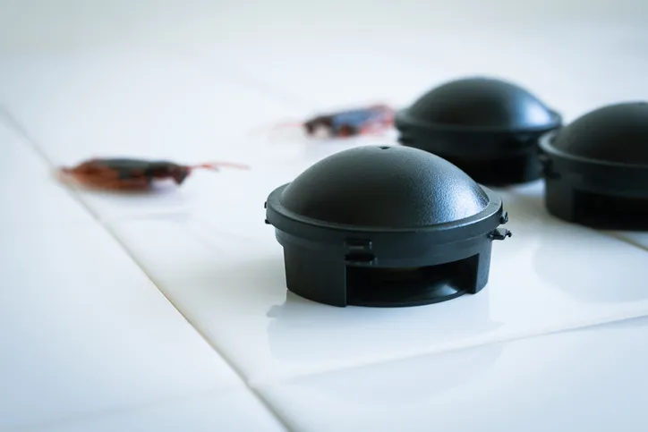 Repelente de cucarachas. Tapa negra para cucarachas.