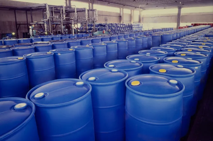 Tambores de plástico con sustancias quimicas en gran almacén