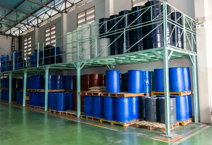 Contenedores de plastico con sustancias químicas en industria química