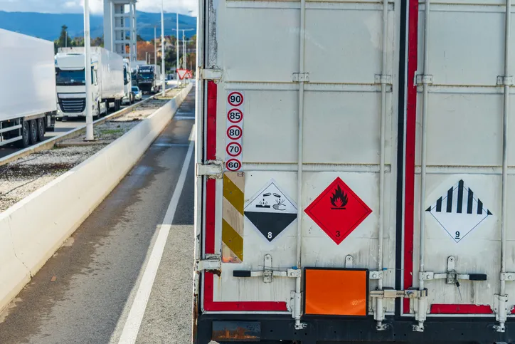 Trailer trasladando sustancias químicas corrosivas