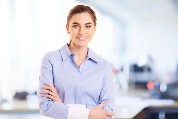 Mujer con blusa azul en oficina moderna