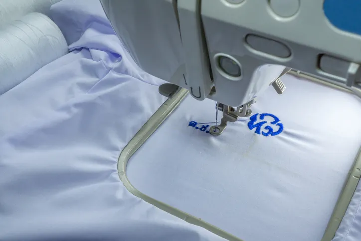 Camisas con logo bordado para empresas: guía de compra y estandarización