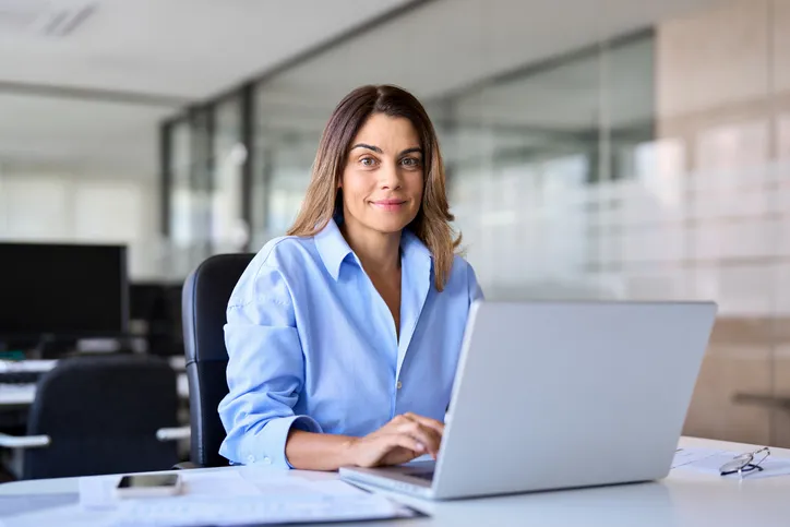 Mujer ejecutiva con camisa aul moderna en oficina 