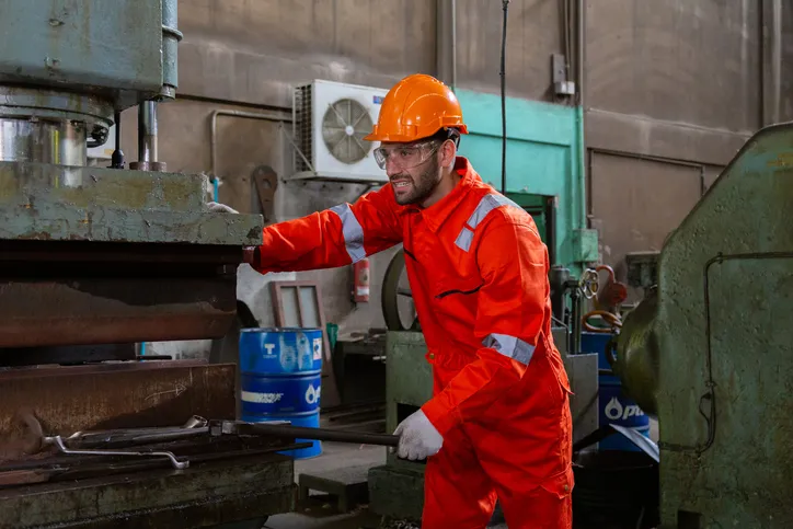 Ropa de protección industrial: cómo elegir ropa protectora para tu operación