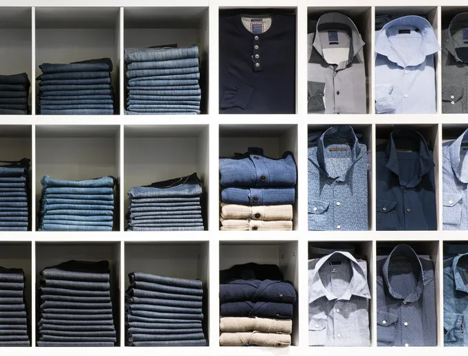 Tienda de ropa con camisas de vestir y pantalones de mezclilla