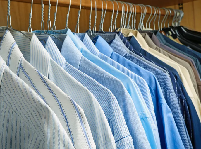 Tienda de camisas de vestir en diversos colores