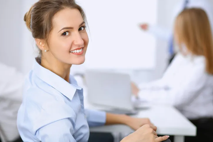 Uniformes para mujer: guía corporativa (modelos, telas, tallas y estandarización)