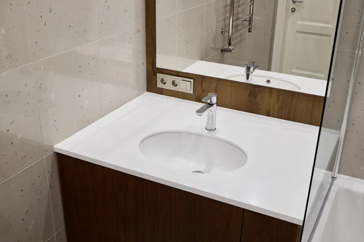 Gabinetes para baño angostos: guía slim para baños estrechos