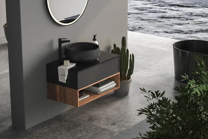 Vista superior del moderno baño oscuro con paredes grises.