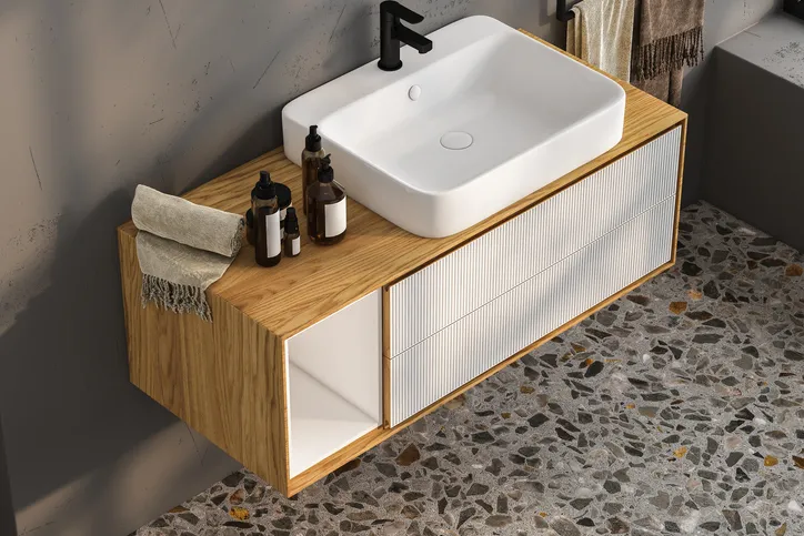 Elegante encimera de baño con lavabo y grifo de cerámica blanca.