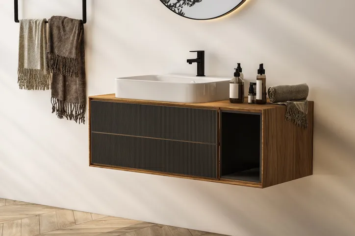 Primer plano de tocador de madera, lavabo blanco.