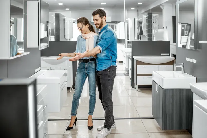 Pareja eligiendo nuevos muebles de baño en la tienda.