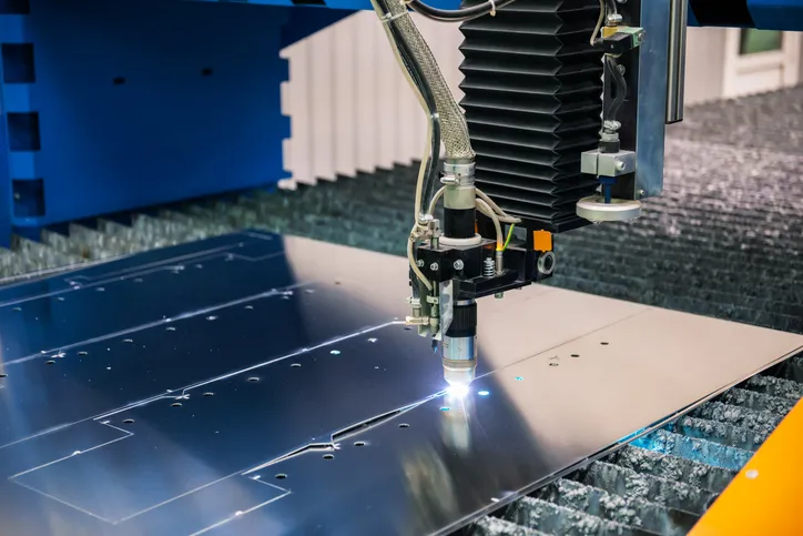 Máquina de corte por láser en una lámina de aluminio de corte de fábrica