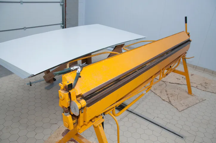 Equipo de plegado para chapa metálica.