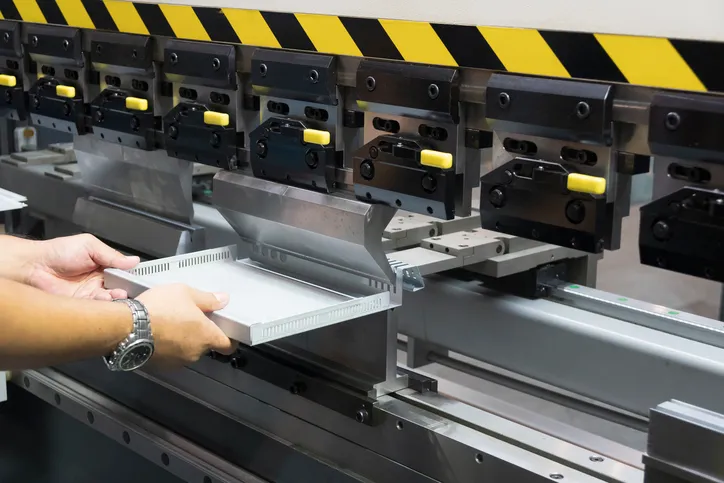 Funcionamiento de la máquina de flexión hidráulica del freno de prensa con troquel de formación por el operador de habilidad.