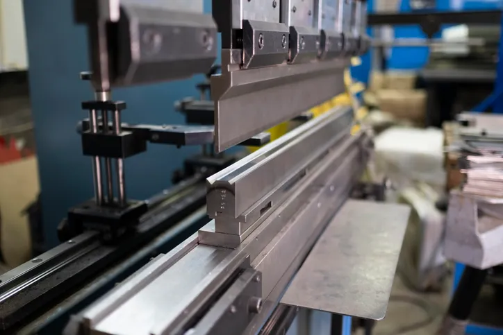 Máquina de plegado hidráulico Modren en la fábrica de metales 