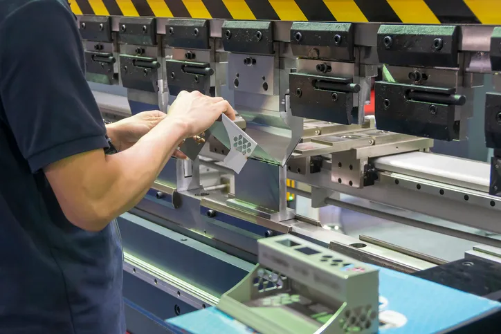 El funcionamiento de la máquina de plegado hidráulico con técnico