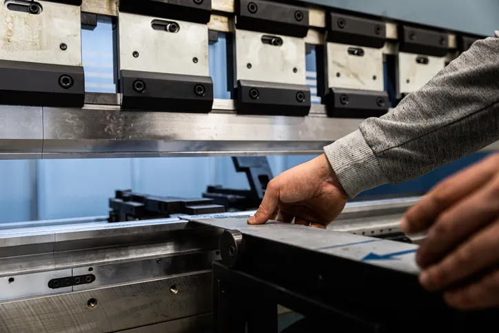  30 Doblado de chapa metálica en fábrica