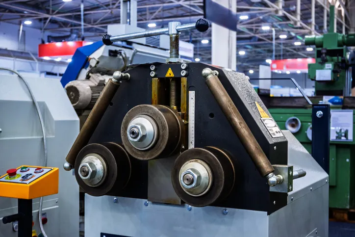 Máquina dobladora de metal automatizada para fabricación industrial con precisión y eficiencia en un entorno de fábrica