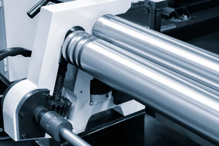 Tipos de roladoras industriales para procesos de curvado metálico