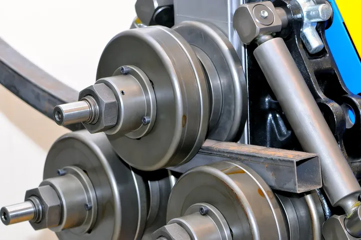 Dispositivo industrial para doblar tubos de metal 