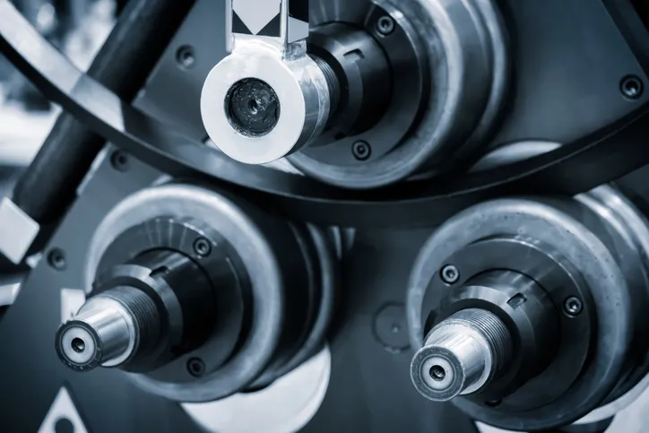 Dispositivo industrial para doblado de tuberías y placas metálicas, concepto industrial