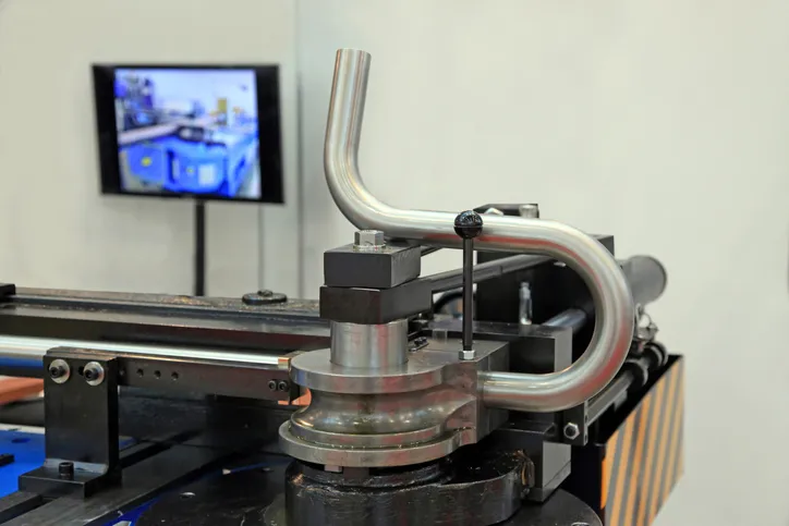 Ventajas de una dobladora CNC industrial en producción metálica