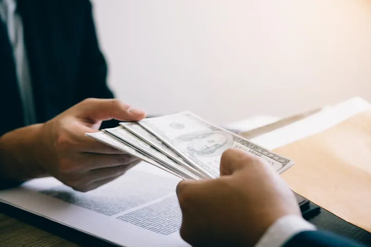 Trabajador recibiendo dinero de anticipo de nomina