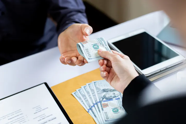 Adelanto de salario semanal para empleados: cómo funciona en empresas