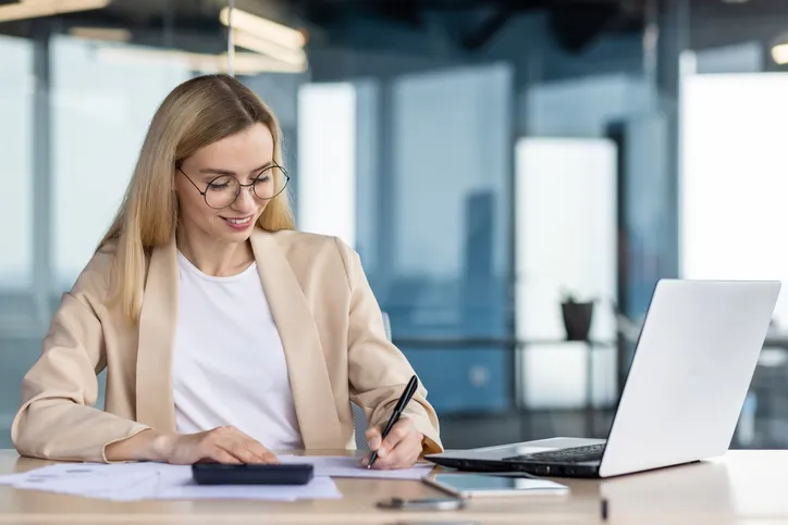 mujer contadora realizando el registro contable en su oficina