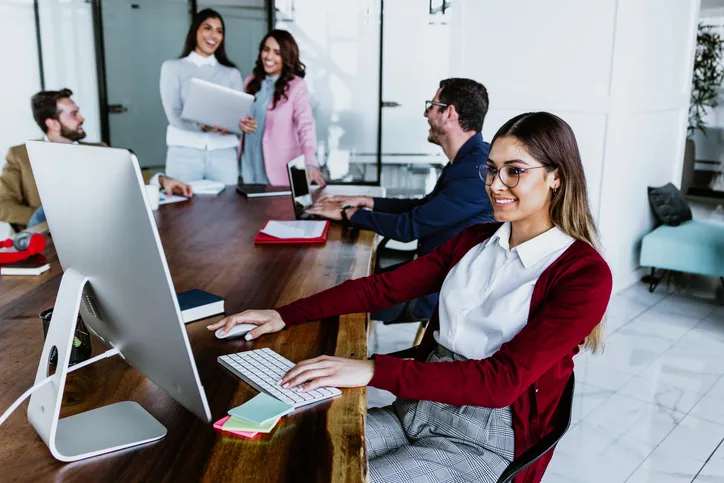Personas de finanzas en oficina moderna