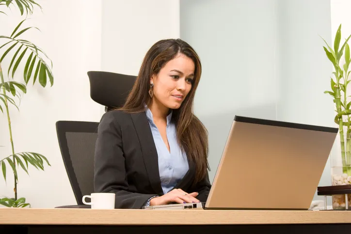 trabajadora en oficina realizando registros contables